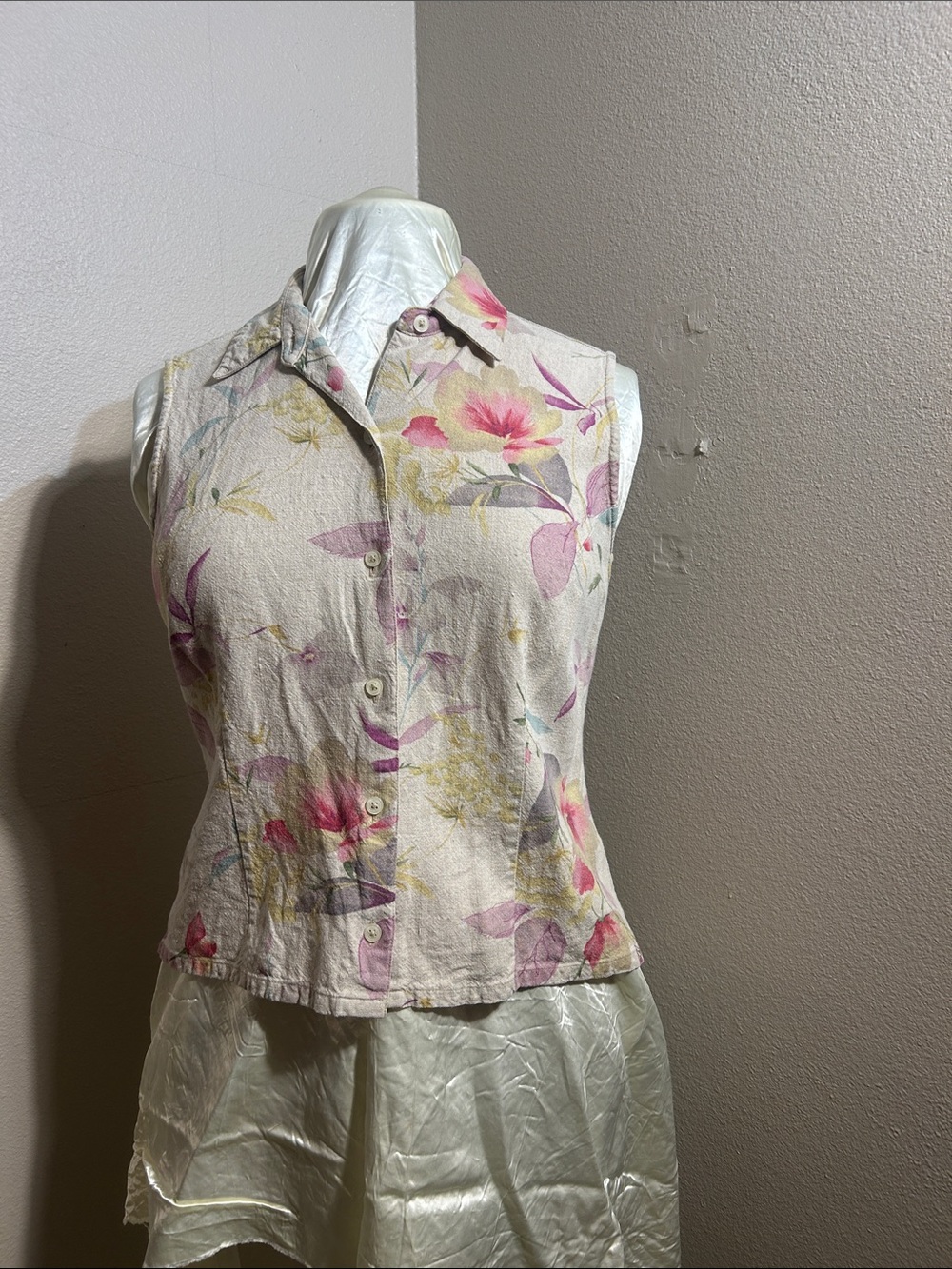 Claiborne Floral Sleeveless Button front, large in Cream and Pink